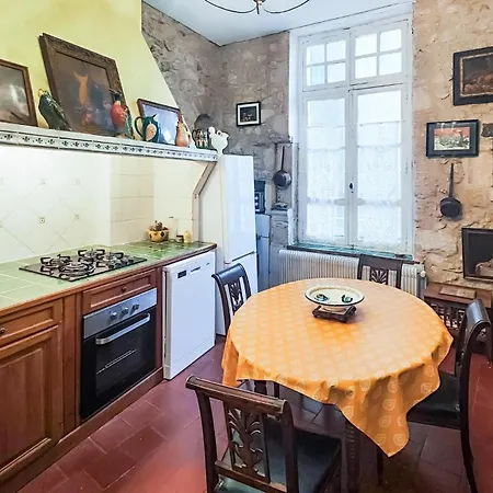 Apartment In With Kitchen *